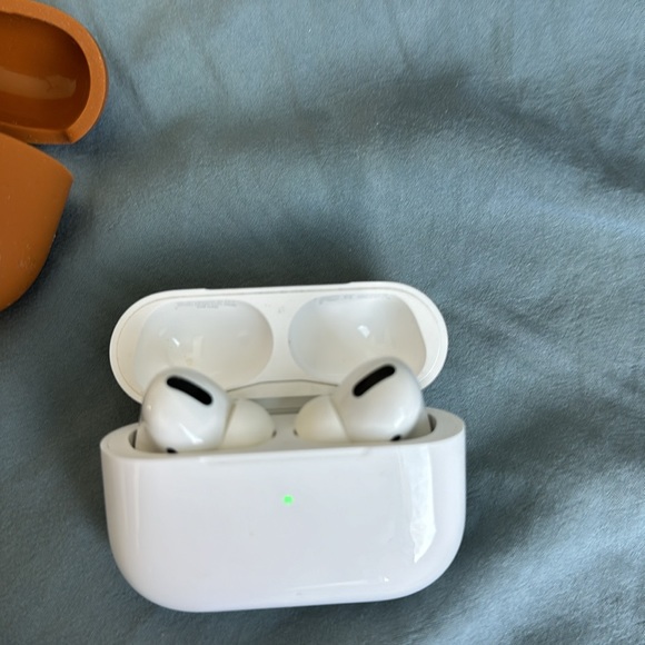 Apple airpods pro, never used more than 2 times - Picture 3 of 4
